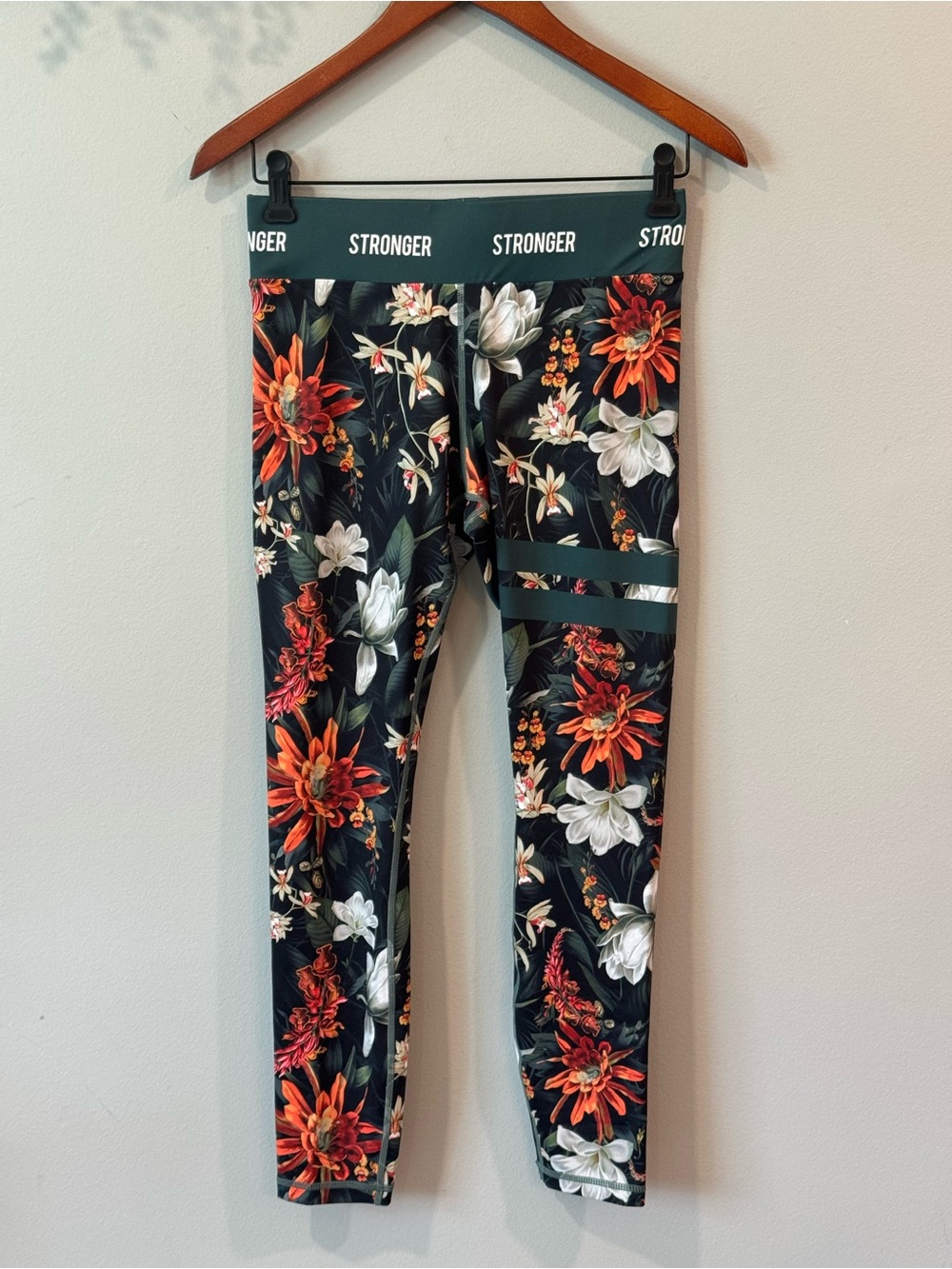 Stronger Floral Performance Leggings - Dark Green with Orange & White Flowers M